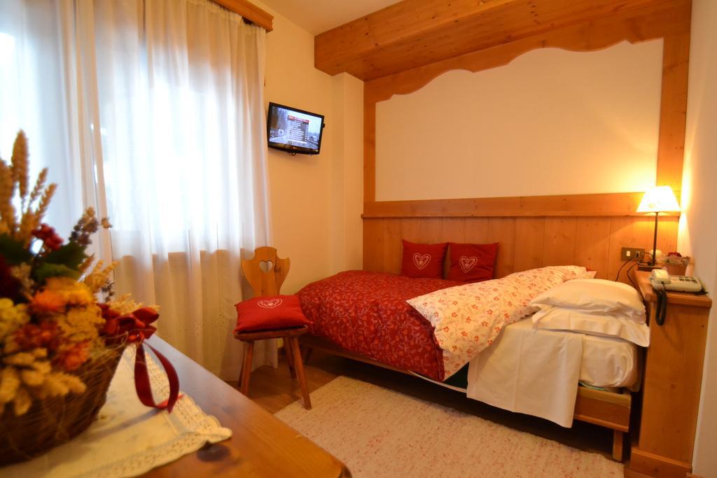Hotel Villa Nevada Cortina dʼAmpezzo Værelse billede